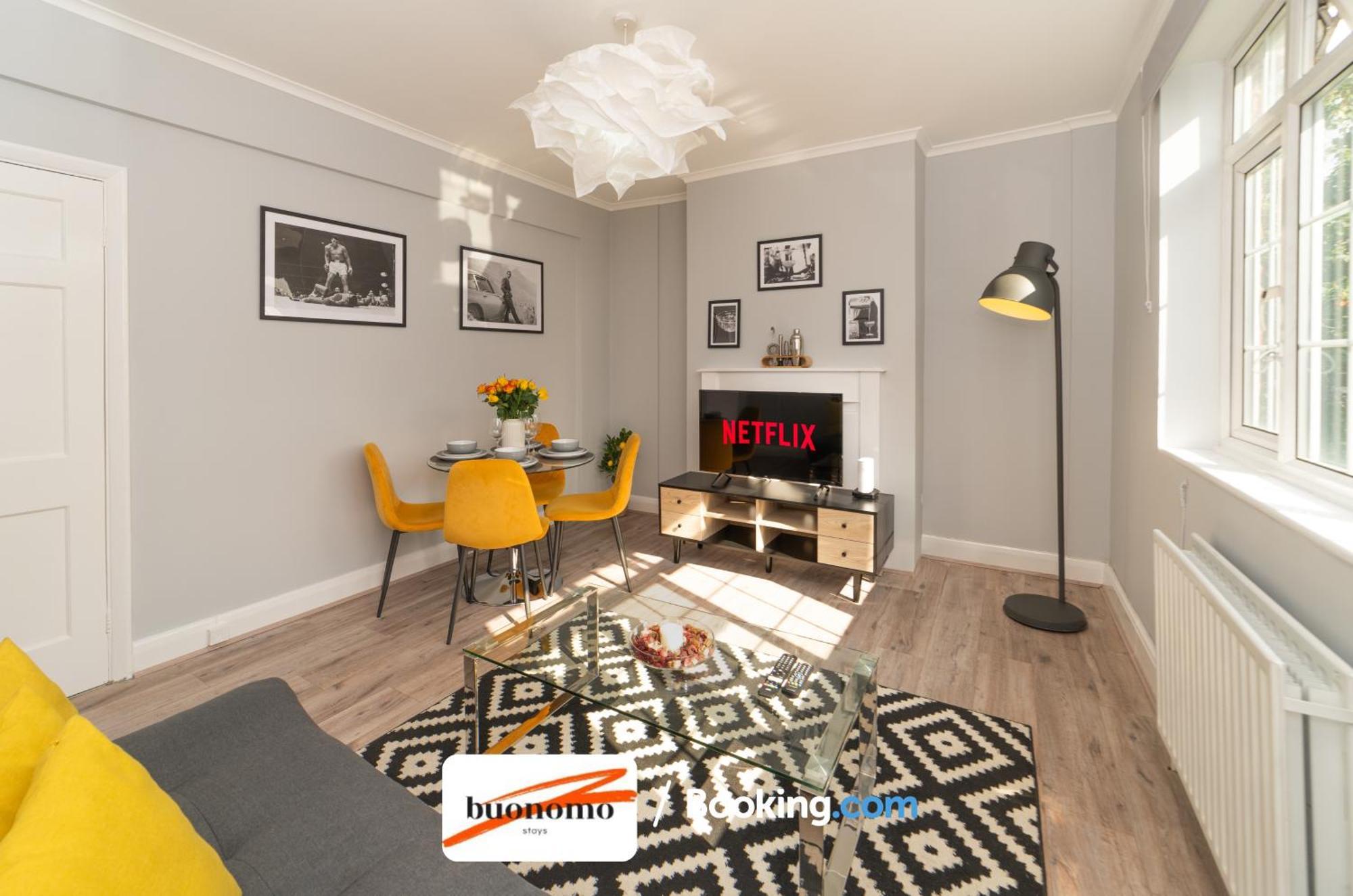 Two Bedroom Apartment By Buonomo Stays Short Lets & Serviced Accommodation With Balcony London Exterior photo