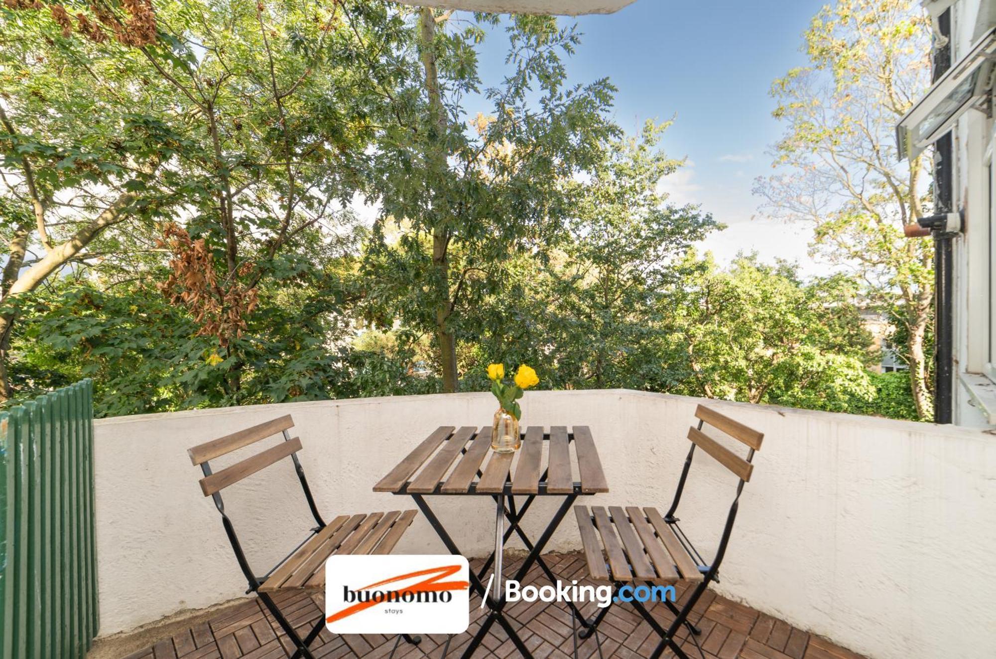 Two Bedroom Apartment By Buonomo Stays Short Lets & Serviced Accommodation With Balcony London Exterior photo