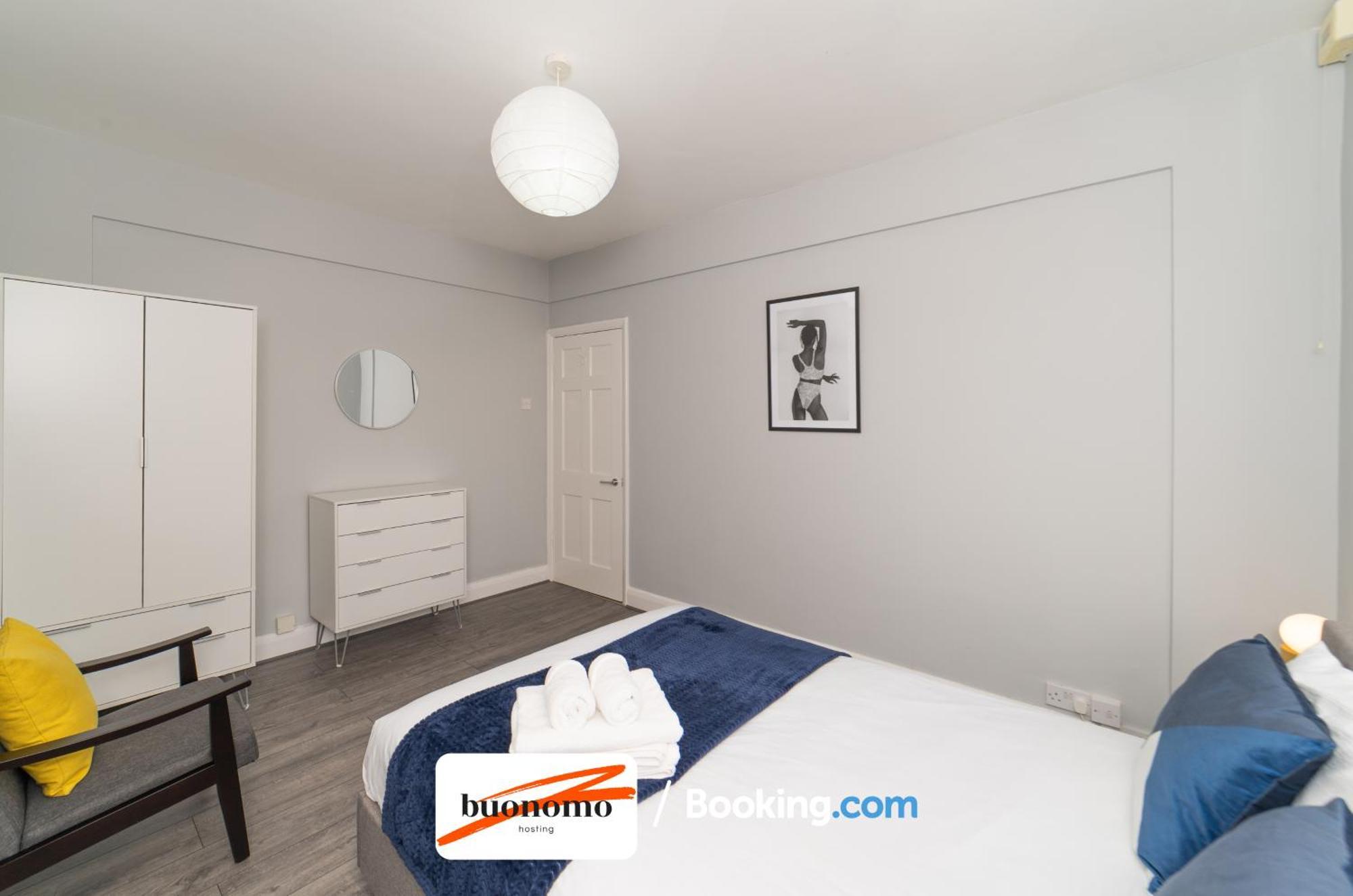 Two Bedroom Apartment By Buonomo Stays Short Lets & Serviced Accommodation With Balcony London Exterior photo